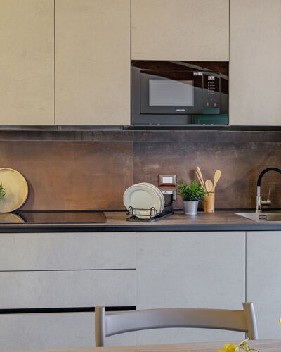 Zena Apartment: Countertop, Küche, Möbel, Küchengerät, Cabinetry, Interior Design, Flooring, Holz, Zuhause, Haushaltsgerät
