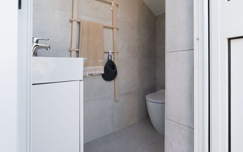 La Casa di Connie: Wand, Flooring, Armatur, Fussboden, Toilette, Toilleten Sitz, Badezimmer, Interior Design, Installation, Fliese