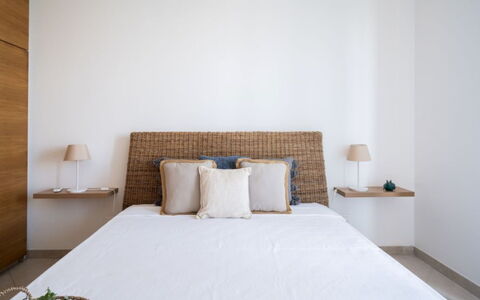 Villa Vitalis: Bett, Bedding, Möbel, Schlafzimmer, Bettdecke, Interior Design, Linens, Holz, Fussboden, Flooring