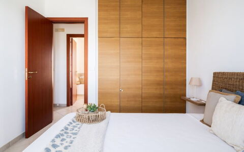 Villa Vitalis: Möbel, Interior Design, Flooring, Fussboden, Holz, Bett, Schlafzimmer, Zimmer, Decke, Beleuchtung