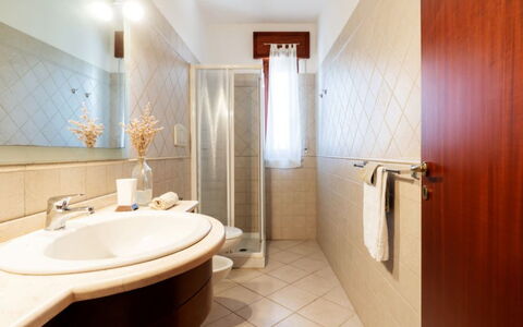 Villa Vitalis: Flooring, Interior Design, Fussboden, Armatur, Decke, Beleuchtung, Möbel, Badezimmer, Zimmer, Zapfhahn