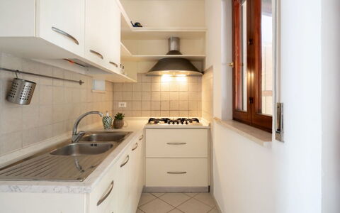 Villa Vitalis: Küche, Küchengerät, Countertop, Major Appliance, Spüle, Interior Design, Holz, Flooring, Cabinetry, Sinken