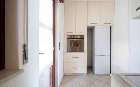 Villa Vitalis: Flooring, Countertop, Holz, Cabinetry, Fussboden, Interior Design, Küche, Küchengerät, Major Appliance, Zuhause