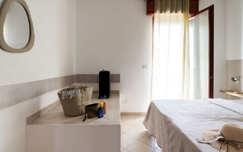 Villa Vitalis: Flooring, Holz, Fussboden, Interior Design, Möbel, Beleuchtung, Decke, Zimmer, Schlafzimmer, Bett