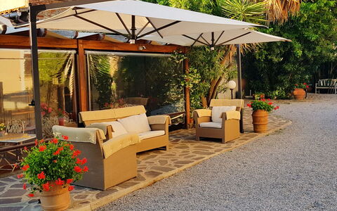 Appartamento Girasole Seaside and Pool: Möbel, Blumentopf, Gartenmöbel, Schatten, Regenschirm, Stuhl, Tisch Im Freien, Garten, Outdoor Struktur