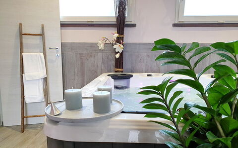 Appartamento Girasole Seaside and Pool: Interior Design, Flooring, Fussboden, Armatur, Installation, Zimmerpflanze, Zapfhahn, Blumentopf, Badezimmer, Natürliches Material