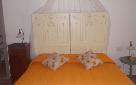 Appartamento Girasole Seaside and Pool: Bett, Möbel, Schlafzimmer, Bedding, Bettdecke, Holz, Linens, Interior Design, Gelb, Fussboden
