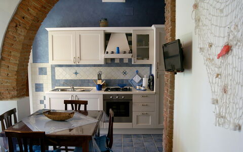 Appartamento Lavanda Seaside and Pool: Möbel, Interior Design, Wand, Flooring, Holz, Küche, Fussboden, Zimmer, Küche & Esszimmer Tisch, Stuhl