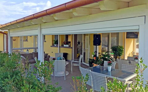 Appartamento Papavero Seaside and Pool: Decke, Schatten, Veranda, Blumentopf, Outdoor Struktur, Stuhl, Säule, Zimmerpflanze, Holzbeize, Strahl