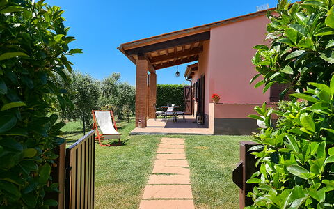 Appartamento Papavero Seaside and Pool: Garten, Schatten, Rasen, Hinterhof, Garten, Outdoor Struktur, Landscaping, Eco Hotel, Holzbeize, Estate