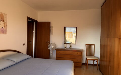 La Casa di Viviana Terrace, Close to the Beach: Interior Design, Möbel, Bett, Flooring, Holz, Fussboden, Schlafzimmer, Zimmer, Decke, Bettdecke