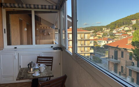 La Casa di Viviana Terrace, Close to the Beach: Wohnung, Balkon, Glas, Stuhl, Holzbeize, Daylighting, Hartholz, Aluminium