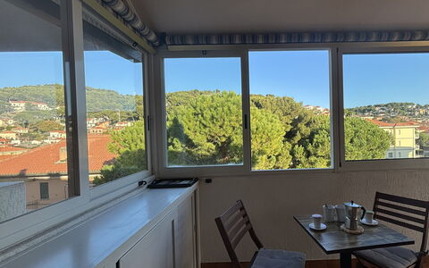 La Casa di Viviana Terrace, Close to the Beach: Möbel, Stuhl, Balkon, Glas, Schatten, Gartenmöbel, Hartholz, Daylighting, Tisch Im Freien, Outdoor Struktur