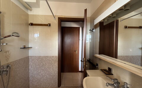 La Casa di Viviana Terrace, Close to the Beach: Bad Sink, Badezimmer, Armatur, Flooring, Sinken, Interior Design, Wand, Fussboden, Decke, Spiegel