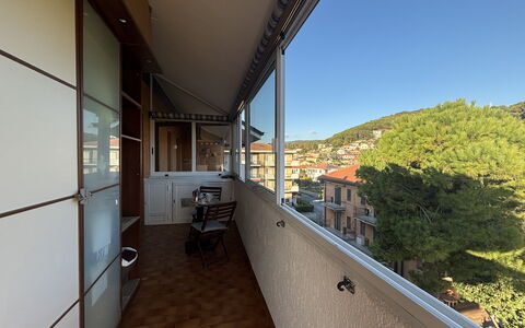 La Casa di Viviana Terrace, Close to the Beach: Wohnung, Balkon, Glas, Holzbeize, Hartholz, Schatten, Daylighting, Deck, Aluminium, Geländer
