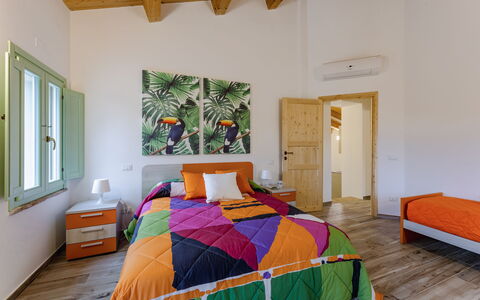 Zena Suite: Möbel, Interior Design, Schlafzimmer, Bett, Flooring, Holz, Fussboden, Bettdecke, Decke, Bedding