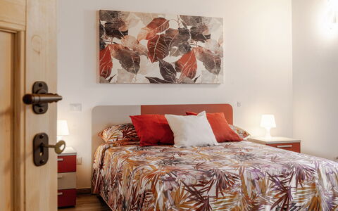 Zena Suite: Möbel, Bett, Interior Design, Schlafzimmer, Bedding, Bettdecke, Wand, Flooring, Zimmer, Fussboden
