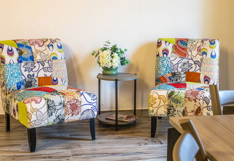 Zena Suite: Möbel, Interior Design, Gelb, Flooring, Fussboden, Textil, Stuhl, Braun, Wohnzimmer, Orange