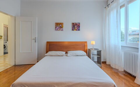 Ca dei Noni: Bett, Möbel, Schlafzimmer, Interior Design, Flooring, Fussboden, Bedding, Bettdecke, Holz, Holzboden