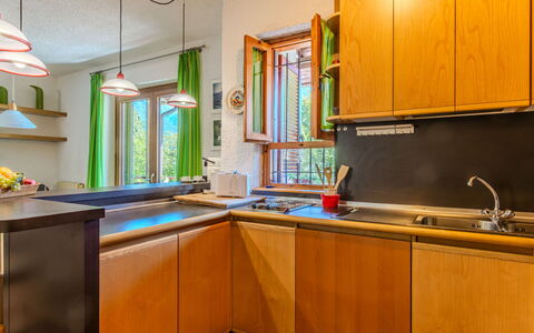 Erika: Küche, Countertop, Interior Design, Holz, Decke, Küchengerät, Major Appliance, Zimmer, Cabinetry, Flooring