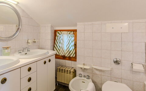Erika: Bad Sink, Badezimmer, Armatur, Sinken, Interior Design, Flooring, Fussboden, Badezimmerschrank, Zapfhahn, Spiegel