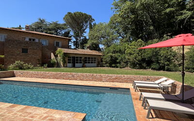 Casale Il Rondò, Private Pool, Città della Pieve: Schwimmbad, Gartenmöbel, Möbel, Resort, Wohngebiet, Sonnenliege, Flagstone, Water Feature, Garten