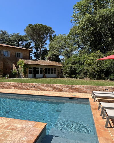 Casale Il Rondò, Private Pool, Città della Pieve: Schwimmbad, Gartenmöbel, Möbel, Resort, Wohngebiet, Sonnenliege, Flagstone, Water Feature, Garten