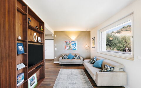 Villa Carciofa: Möbel, Interior Design, Couch, Flooring, Wohnzimmer, Wand, Fernsehen, Zimmer, Fussboden, Holz