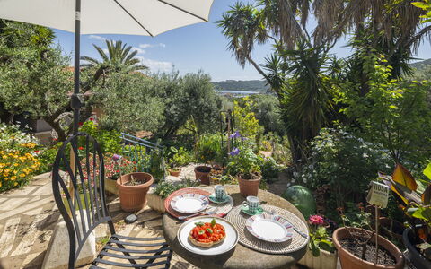 La Torre sul Ponte, Seaview, Garden: Vegetation, Blumentopf, Strauch, Garten, Pflanzengemeinschaft, Zimmerpflanze, Landscaping, Gartenmöbel, Resort