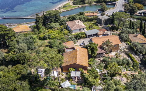 La Torre sul Ponte, Seaview, Garden: Wasser, Baum, Wohngebiet, Haus, Landschaft, Küste, Küsten Und Ozeanische Forms, Zuhause, Luftaufnahmen, Vogelperspektive