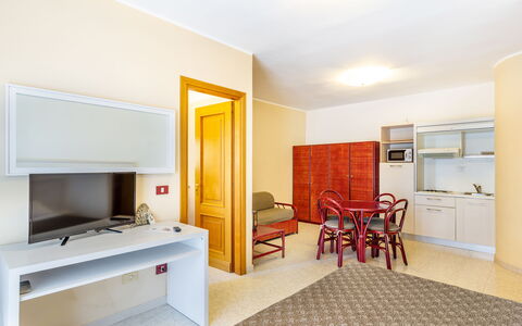 Alghero Residence, Seaside Apartments: Flooring, Interior Design, Fussboden, Holz, Decke, Möbel, Zimmer, Wohnung, Holzbeize, Fernsehen