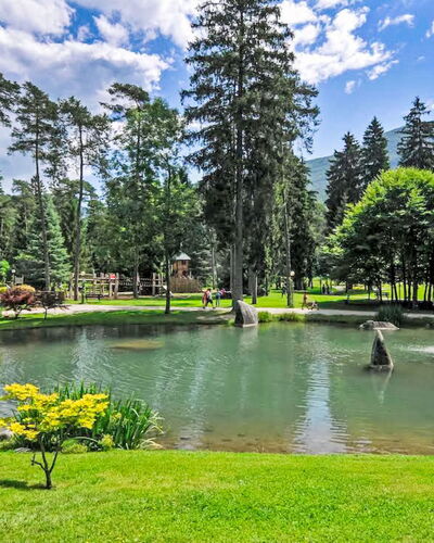 Terme di Comano 301: Baum, Natur, Garten, Landschaft, Teich, Touristenattraktion, See, Park, Reflexion, Bergstation