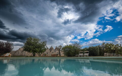 Trulli Experience, Pool, Monopoli: Blau, Sonnenlicht, Schwimmbad, Abend, Meteorologisches Phänomen, Kumulus, Dämmerung, Schatten