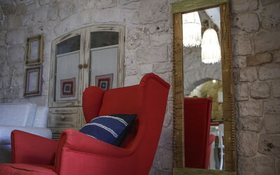 Trulletto: Möbel, Wand, Interior Design, Flooring, Stuhl, Fussboden, Beleuchtung, Wohnzimmer, Zimmer, Club Chair