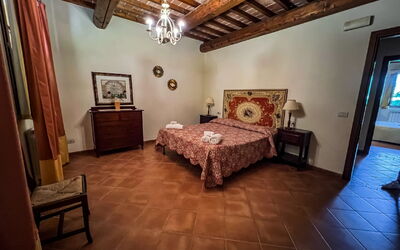 Soli: Wand, Flooring, Fussboden, Interior Design, Möbel, Decke, Schlafzimmer, Zimmer, Bettrahmen, Bett