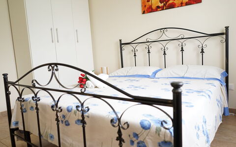 Villa Antony: Bett, Möbel, Schlafzimmer, Bedding, Bettdecke, Interior Design, Linens, Bettrahmen, Fussboden, Flooring