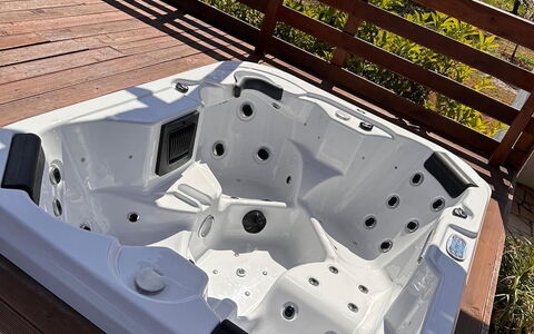 Villa Antony: Jacuzzi, Schwimmbad, Badewanne