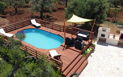 Villa Antony: Holz, Schwimmbad, Möbel, Gartenmöbel, Holzbeize, Deck, Resort, Schatten, Stuhl, Hartholz