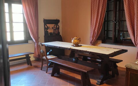 Villa Luce San Miniato: Möbel, Flooring, Holz, Tabelle, Fussboden, Interior Design, Küche & Esszimmer Tisch, Stuhl, Holzbeize, Tür