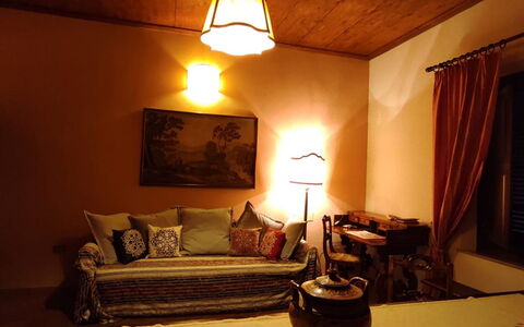Villa Luce San Miniato: Möbel, Interior Design, Wand, Decke, Beleuchtung, Flooring, Fussboden, Zimmer, Light Fixture, Braun