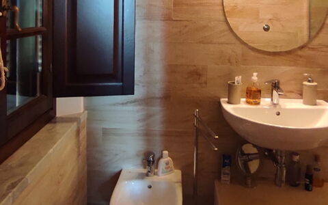 Villa Luce San Miniato: Badezimmer, Bad Sink, Armatur, Sinken, Flooring, Wand, Fussboden, Interior Design, Toilleten Sitz, Spiegel