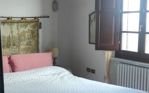 Villa Luce San Miniato: Bett, Schlafzimmer, Bedding, Bettdecke, Möbel, Linens, Interior Design, Textil, Fussboden, Bettrahmen