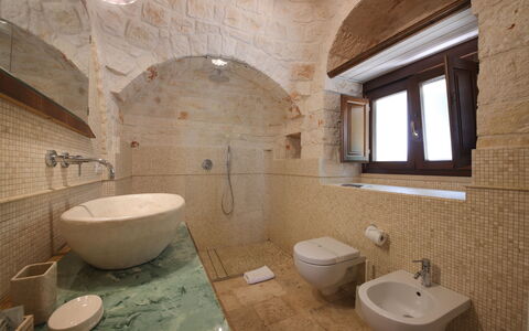 Trulli Retreat, Pool, Locorotondo: Wand, Armatur, Flooring, Interior Design, Fussboden, Badezimmer, Sinken, Beleuchtung, Zapfhahn, Fliese