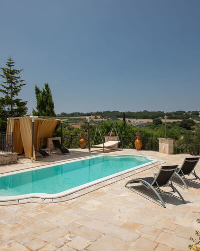 Trulli Retreat, Pool, Locorotondo: Schwimmbad, Verbundwerkstoff, Gartenmöbel, Flagstone, Schatten, Resort, Stuhl, Estate, Hazienda, Water Feature