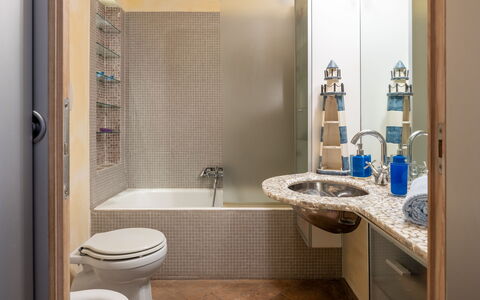 Stella Marina Apartment with Pool, Porto Santo Ste: Badezimmer, Armatur, Interior Design, Wand, Flooring, Fussboden, Toilette, Installation, Countertop, Zapfhahn