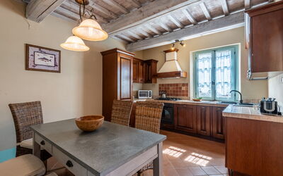 Appartamento Olivo: Möbel, Interior Design, Küche, Countertop, Cabinetry, Flooring, Holz, Decke, Fussboden, Zimmer