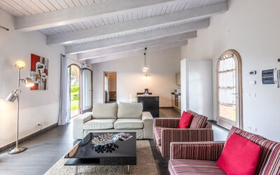 Villino Basilico: Möbel, Interior Design, Flooring, Couch, Wand, Fussboden, Zimmer, Decke, Holz, Wohnzimmer
