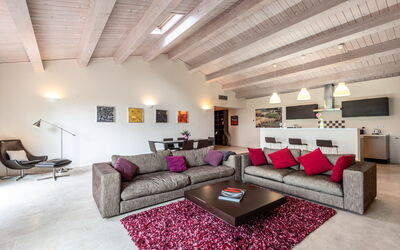 Villa Aquila: Möbel, Interior Design, Couch, Flooring, Wohnzimmer, Decke, Fussboden, Zimmer, Zuhause, Wohnung