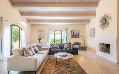 Villa Falco: Möbel, Wand, Interior Design, Couch, Flooring, Fussboden, Wohnzimmer, Zuhause, Tabelle