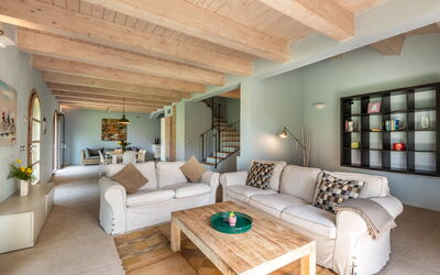 Chalet Superior Azzurro: Möbel, Interior Design, Flooring, Couch, Fussboden, Holz, Decke, Zimmer, Tabelle, Wohnzimmer